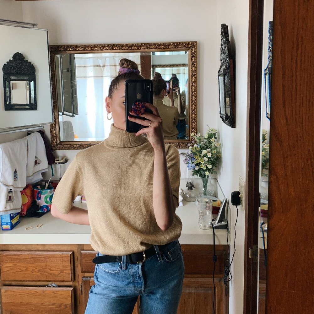 GOLDEN SHORT SLEEVE TURTLENECK TOP